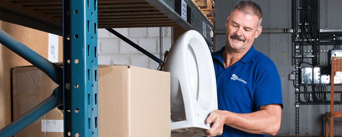 Gert pakt toilet uit magazijn